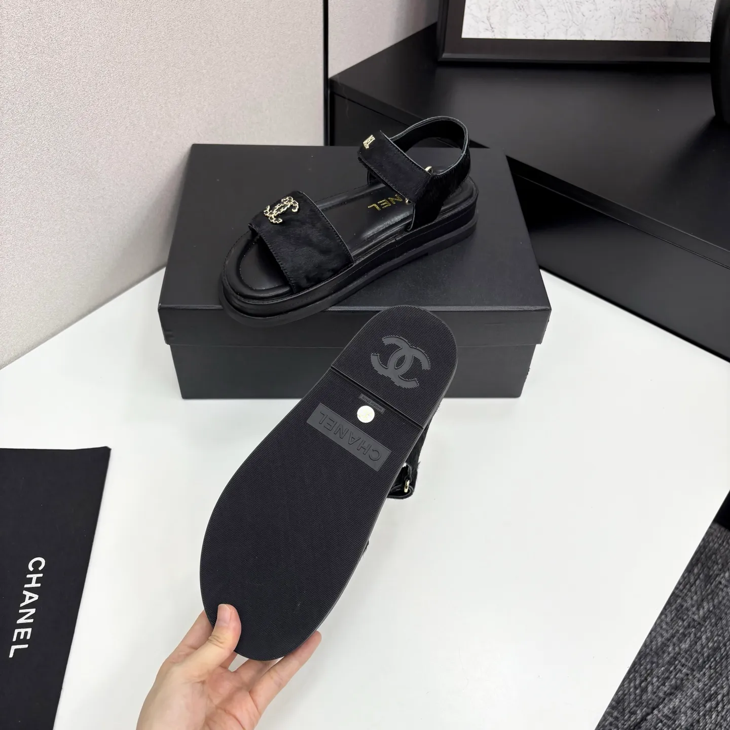 👟👟Ex-factory price 560👟👟Chanel Chanel's new early autumn thick-soled sandals are popular on catwalks on major social platforms. One of the most popular sandals at the moment. Soft and comfortable on the feet. Horsehair upper imported from Italy. Sheepskin feet. Original molded outsole Size: 35-40 (41 customized)